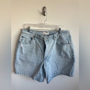 Abercrombie 7” Dad Short High Rise Curve Love - Size 33, Light Wash